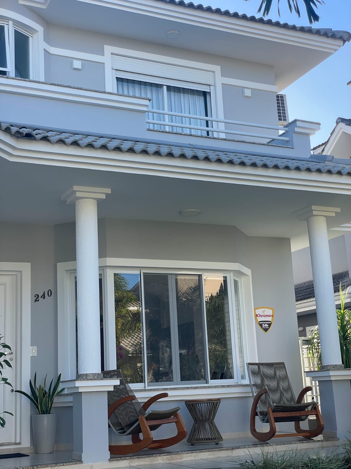 Casa moderna com telas mosqueteiras
